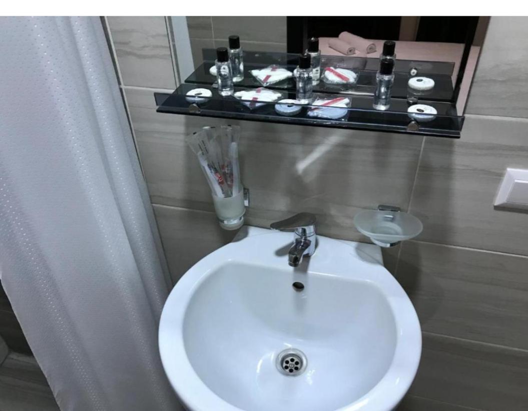 Guesthouse Ellie- Elisabeth Adishi Екстер'єр фото